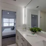 Holiday home Minutes To Broadway Stylish Gated Townhome *