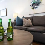 Minutes To Broadway Stylish Gated Townhome *
