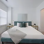 Minutes To Broadway Stylish Gated Townhome