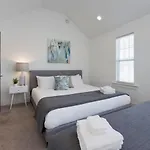 Holiday home Minutes To Broadway Stylish Gated Townhome