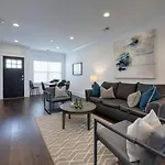 Minutes To Broadway Stylish Gated Townhome *