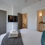 Minutes To Broadway Stylish Gated Townhome Nashville