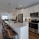 Minutes To Broadway Stylish Gated Townhome *