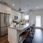 Minutes To Broadway Stylish Gated Townhome * Nashville
