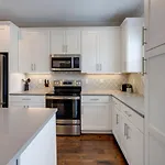 Minutes To Broadway Stylish Gated Townhome Holiday home *