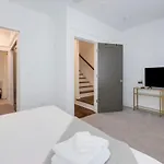 Minutes To Broadway Stylish Gated Townhome Holiday home Nashville