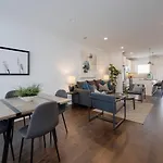 Minutes To Broadway Stylish Gated Townhome *