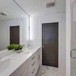 Minutes To Broadway Stylish Gated Townhome Nashville