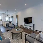 Minutes To Broadway Stylish Gated Townhome Holiday home
