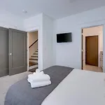 Minutes To Broadway Unwind In Style Holiday home *