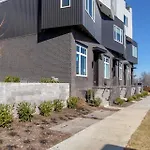 Beautiful West Rooftop Deck Holiday home
