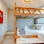 Spacious Contemporary Townhome With Private Rooftop