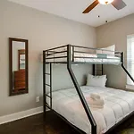 Gorgeous Downtown Pad 3 Bedroom 2.5 Bath Large Patio Nashville