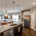 Gorgeous Downtown Pad 3 Bedroom 2.5 Bath Large Patio *