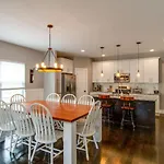 Gorgeous Downtown Pad 3 Bedroom 2.5 Bath Large Patio