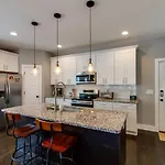 Gorgeous Downtown Pad 3 Bedroom 2.5 Bath Large Patio *