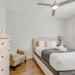 Holiday home Hilltop Charmer Super Close To Downtown Three Bedroom *