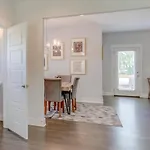 Hilltop Charmer Super Close To Downtown Three Bedroom Holiday home