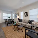 Minutes To Broadway Music Modern Townhome Holiday home