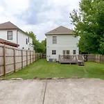 Southern City Comfort Huge Private Backyard
