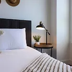 Minutes To Broadway Stunning Townhome Holiday home