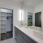 Holiday home Minutes To Broadway Stunning Townhome *