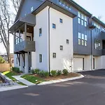 Supreme Luxury Minutes To Downtown Five Full Baths