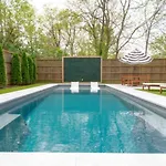 East Retreat Large Pool Outdoor Oasis Holiday home *
