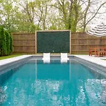 East Retreat Large Pool Outdoor Oasis *