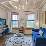 Amazing Amenities And Location - 1 Bedroom *