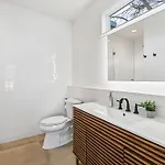 Holiday home Walk To Restaurants Outdoor Patio With Grill And Fit Pit 1 Mile To Stadium And Downtown