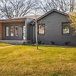 Walk To Restaurants Outdoor Patio With Grill And Fit Pit 1 Mile To Stadium And Downtown