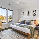 Walk To Restaurants Outdoor Patio With Grill And Fit Pit 1 Mile To Stadium And Downtown Holiday home