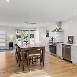 Holiday home Walk To Restaurants Outdoor Patio With Grill And Fit Pit 1 Mile To Stadium And Downtown *