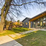 Walk To Restaurants Outdoor Patio With Grill And Fit Pit 1 Mile To Stadium And Downtown