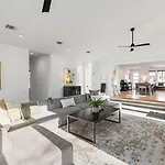Walk To Restaurants Outdoor Patio With Grill And Fit Pit 1 Mile To Stadium And Downtown *