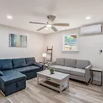 Adorable, Cozy, Private 1bed1bath, Fenced Yard, Sunroom, Deck Holiday home *