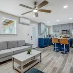 Holiday home Adorable, Cozy, Private 1bed1bath, Fenced Yard, Sunroom, Deck