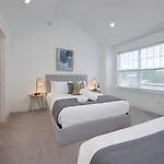 Holiday home Two Elegant Townhomes Perfect For Large Groups