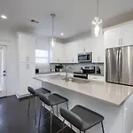Holiday home Two Elegant Townhomes Perfect For Large Groups