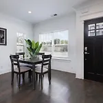 Holiday home Two Elegant Townhomes Perfect For Large Groups