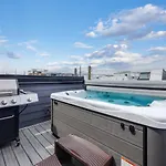 Holiday home Urban Elegance Rooftop Lounge With Hot Tub *
