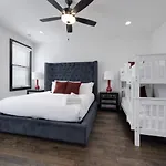 Urban Elegance Rooftop Lounge With Hot Tub Holiday home