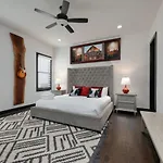 Holiday home Urban Elegance Rooftop Lounge With Hot Tub