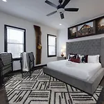 Urban Elegance Rooftop Lounge With Hot Tub Holiday home *