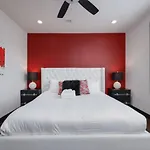 Holiday home Urban Elegance Rooftop Lounge With Hot Tub *