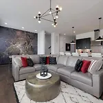 Urban Elegance Rooftop Lounge With Hot Tub *