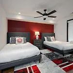 Holiday home Urban Elegance Rooftop Lounge With Hot Tub *