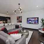 Holiday home Urban Elegance Rooftop Lounge With Hot Tub