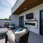 Metro Charm - Rooftop Lounge - Hot Tub